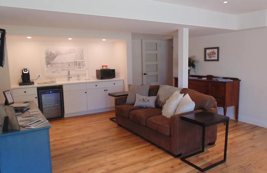 Carriage House On Kent-1