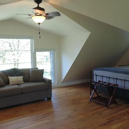 Carriage House On Kent-2