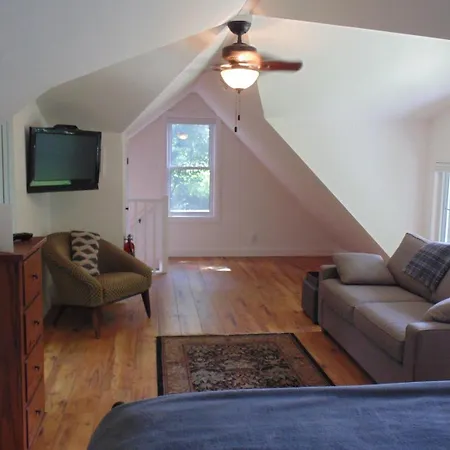 Carriage House On Kent-2